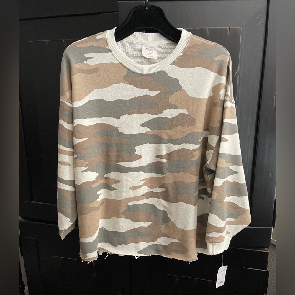 BLOOM + POP Camouflage Long Sleeve Top With Raw Edge | Small | NWT | Super Cute!